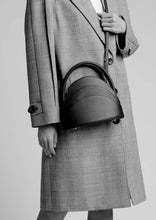 Load image into Gallery viewer, Medium Millefoglie handbag. Dark red calfskin and hawk's eye gemstone. Gold-plated jewellery accents. - Gabo Guzzo