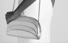 画像をギャラリービューアに読み込む, Millefoglie C clutch bag. Silver calfskin and amethyst gemstones. Palladium-plated jewellery accents. - Gabo Guzzo